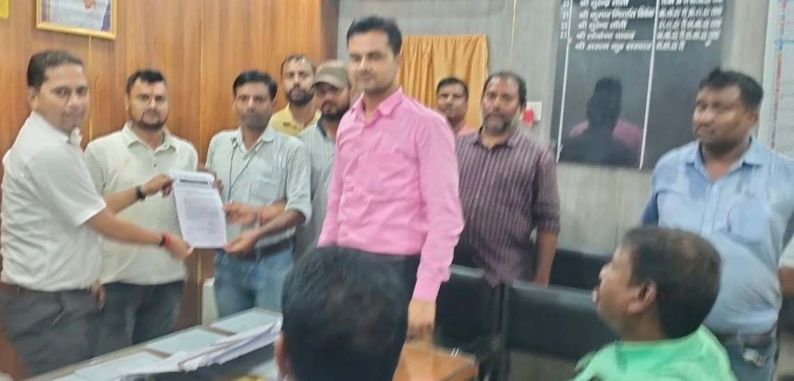 आवास सहायकों ने बीडीओ को दिया मांगपत्र