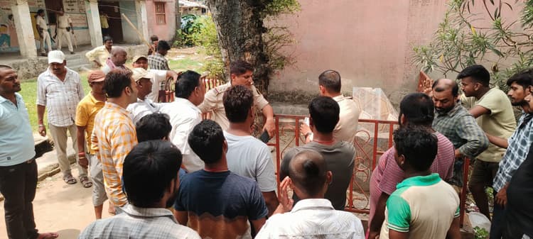 प्राचीन शिव मंदिर में तोड़फोड़ से तनाव, शिवलिंग व त्रिशूल गायब