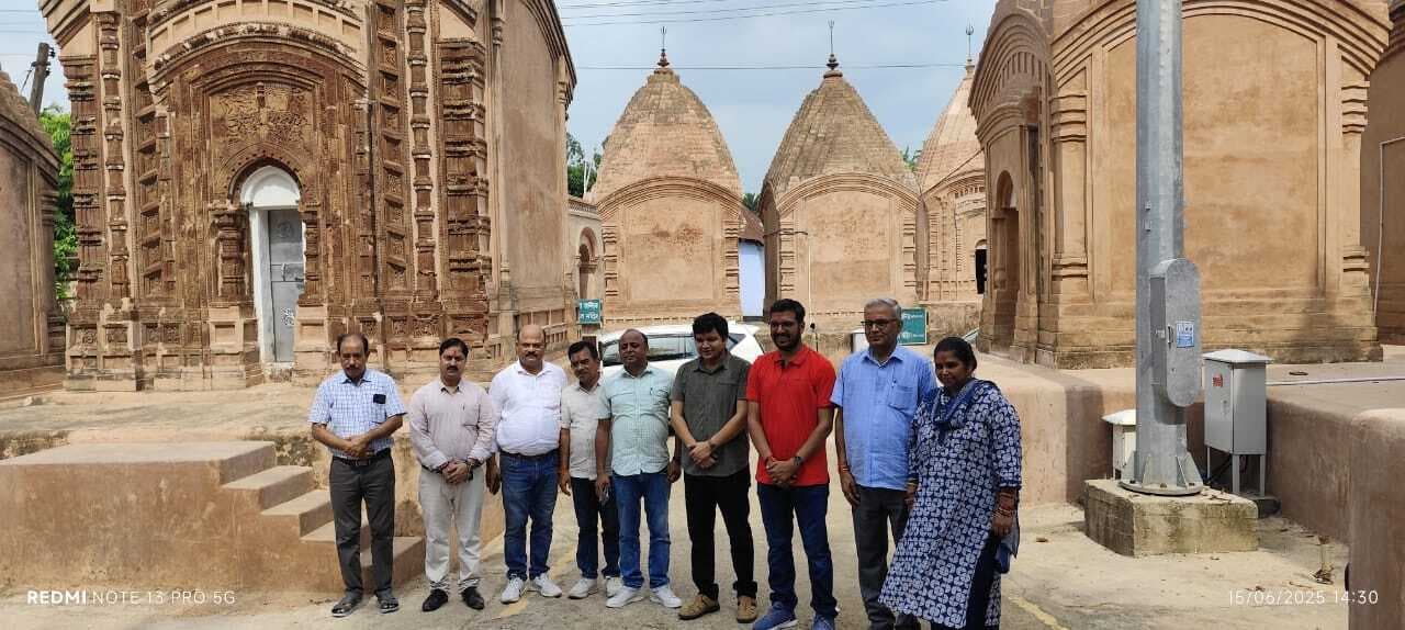 पाकुड़ डीसी ने मां मौलिक्षा का किया दर्शन