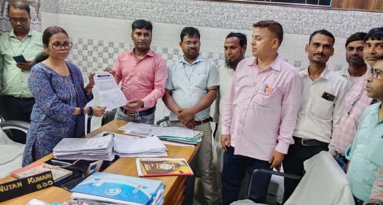 आवास सहायक ने मांगों को लेकर बीडीओ को दिया ज्ञापन
