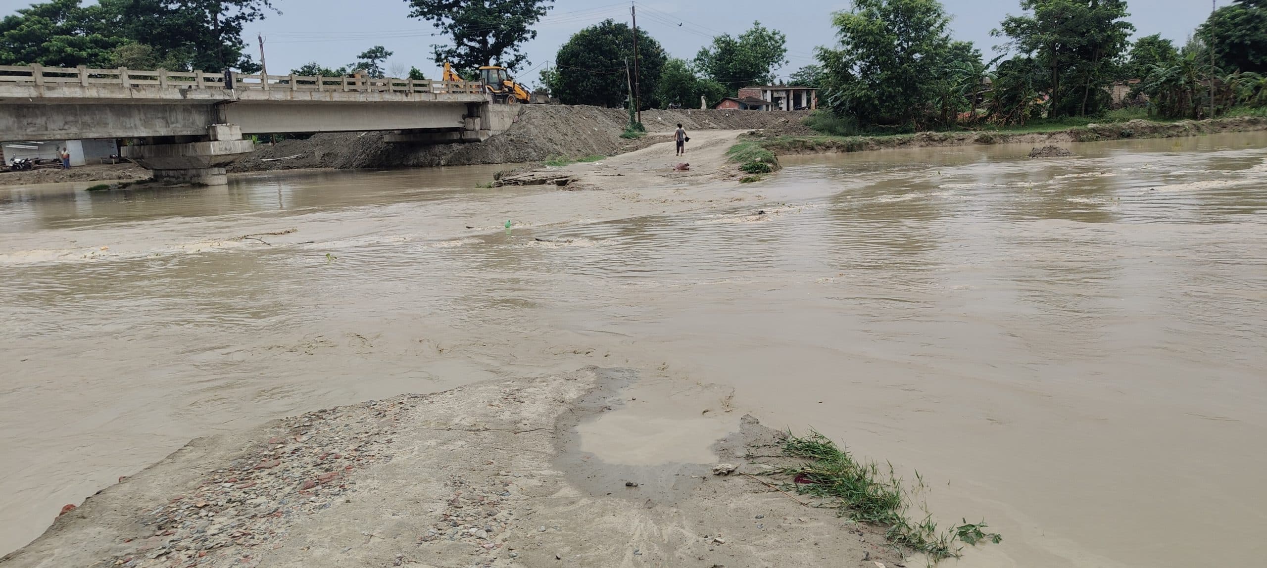 झीम व लखनदेई नदी में अचानक उफान, तेज बहाव में टूट कर ध्वस्त हुआ डायवर्सन