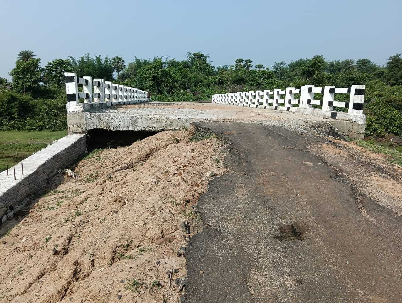 दिगलपहाड़ी रेशमा सड़क पर बने पुल का एप्रोच ध्वस्त