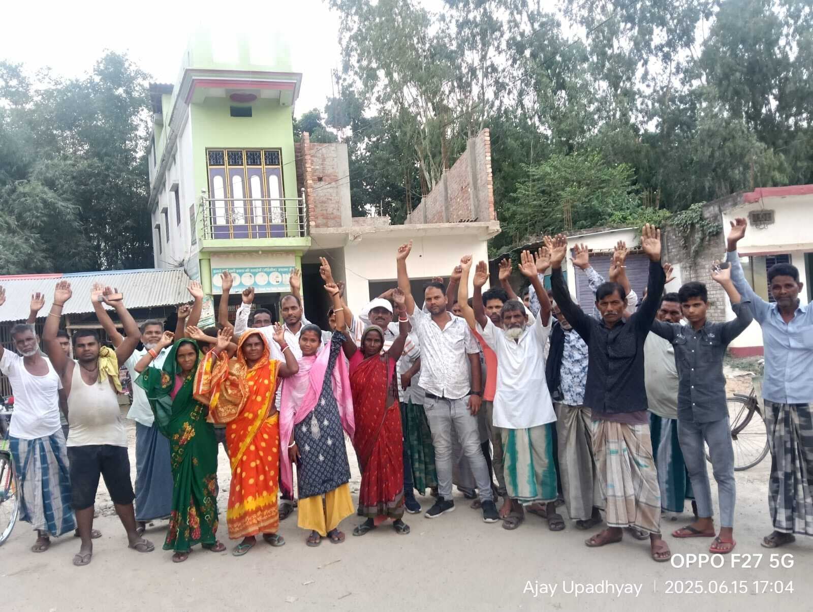 मदनसाही धार में पुल निर्माण का कार्य धीमी गति होने पर भड़के ग्रामीण