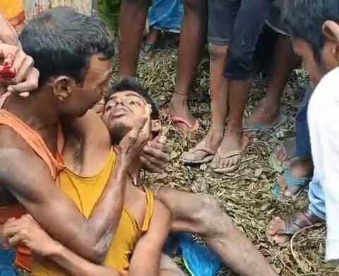 बिजली टावर से गिरा युवक, हालत गंभीर