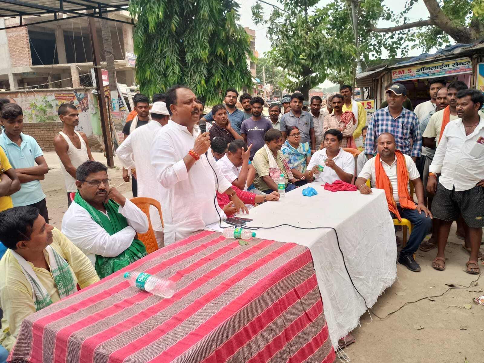 फुटकर दुकानों को हटाने के विरोध में बैठक