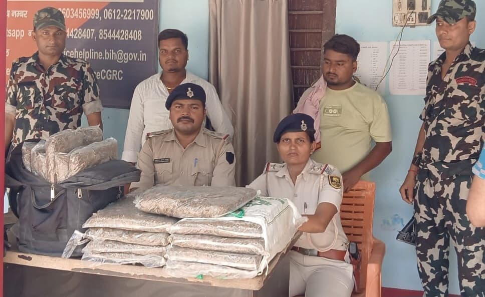 गांजा के साथ दो तस्करों को पुलिस ने किया गिरफ्तार