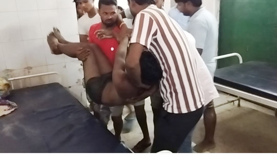 पीएचसी से नहीं मिला शव वाहन, तो बाइक से नौ किमी दूर घर ले गये परिजन