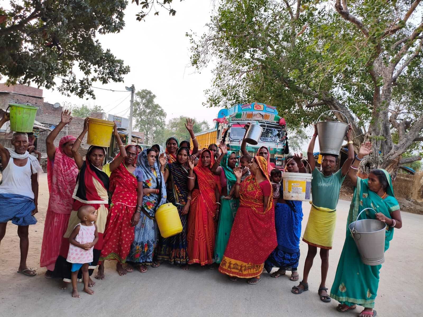 पेयजल संकट से जूझ रहे ग्रामीणों ने किया सड़क जाम