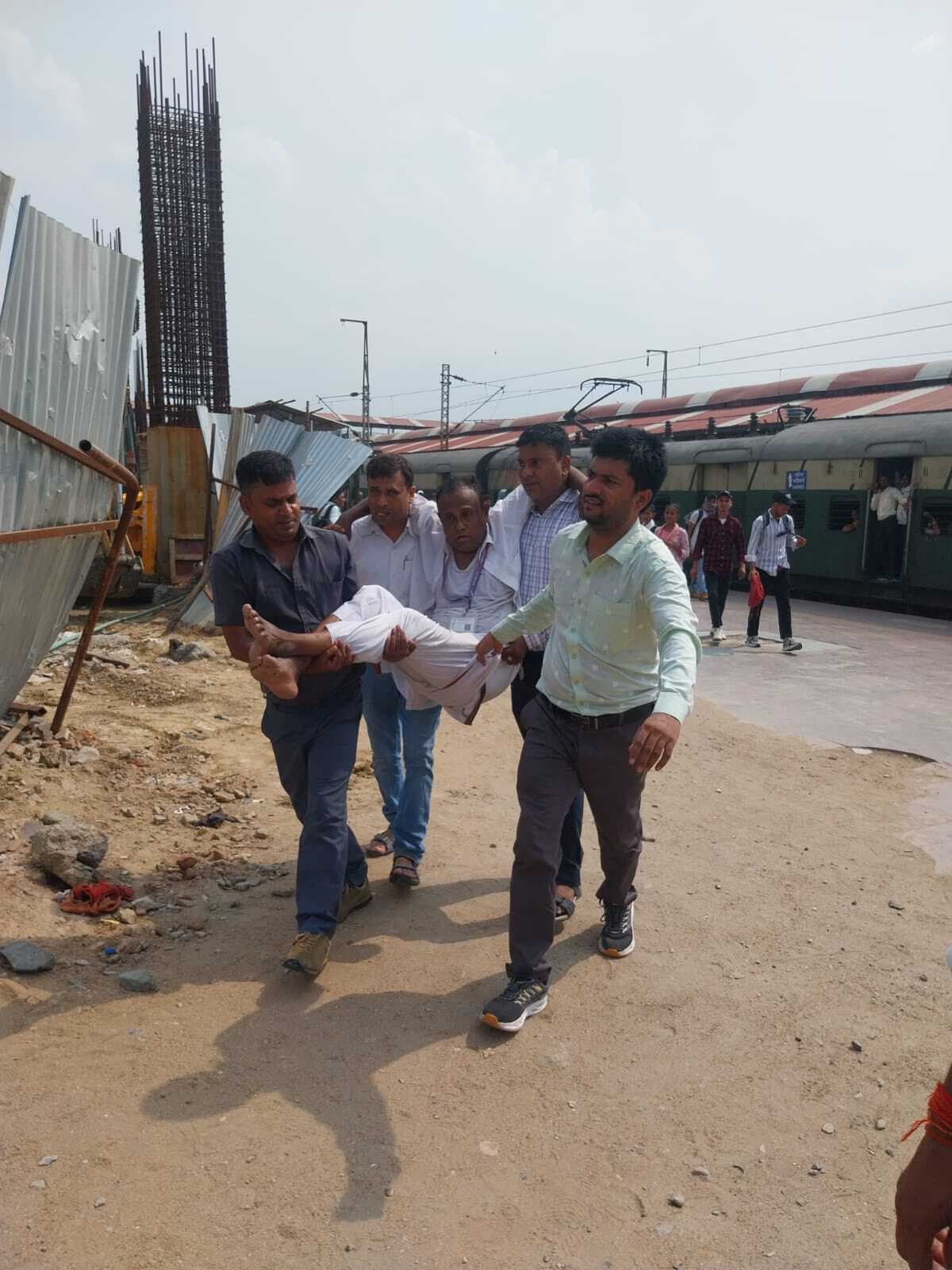 मानपुर स्टेशन पर ट्रेन गार्ड को लगी लू, अस्पताल में भर्ती