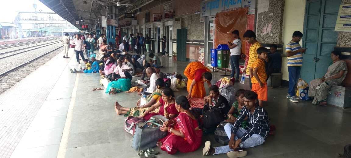 Deoghar News : ट्रैफिक ब्लॉक के कारण विलंब से चली कई ट्रेनें