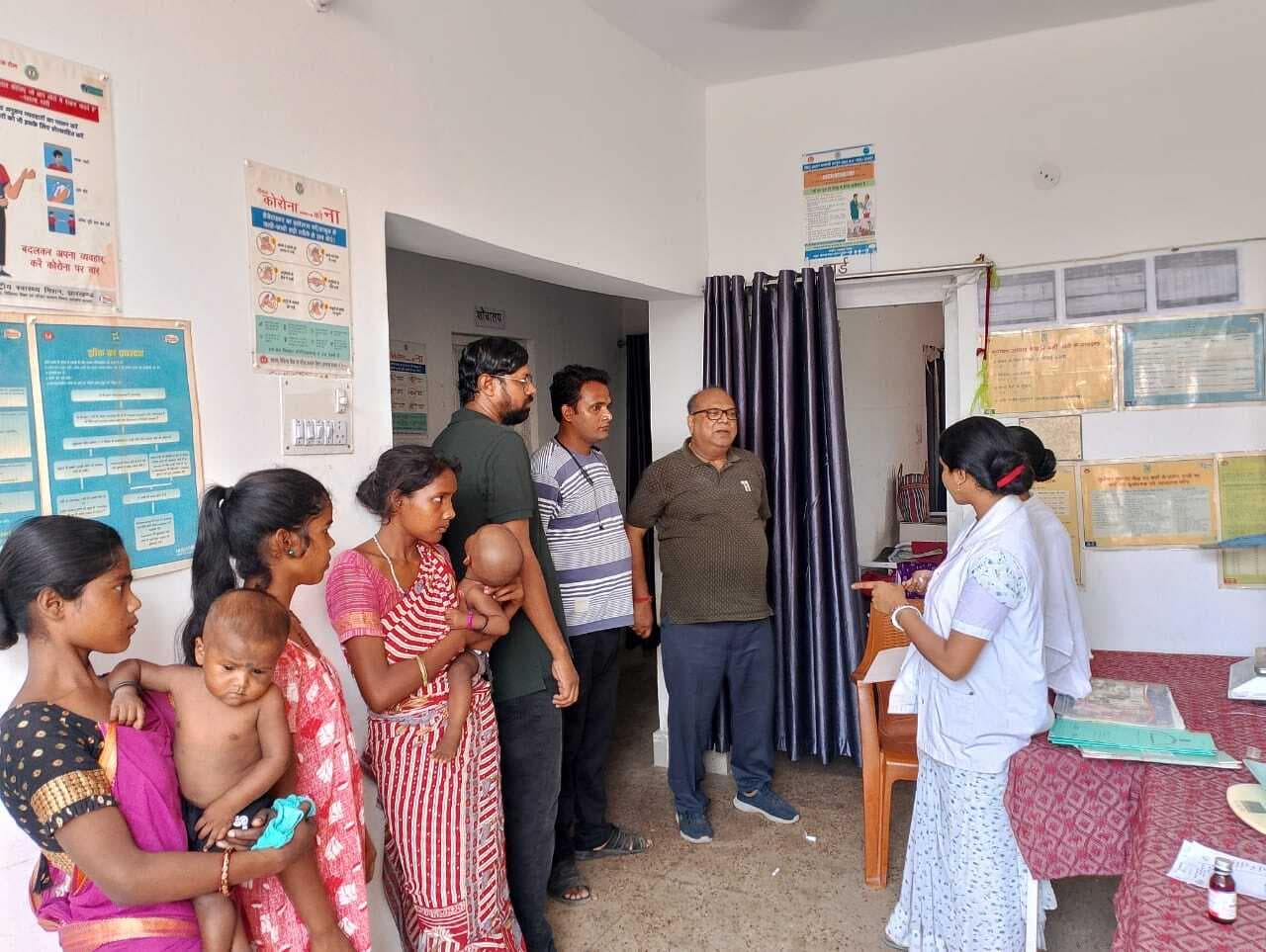 सिविल सर्जन ने बरहरवा सामुदायिक स्वास्थ्य केंद्र का किया निरीक्षण