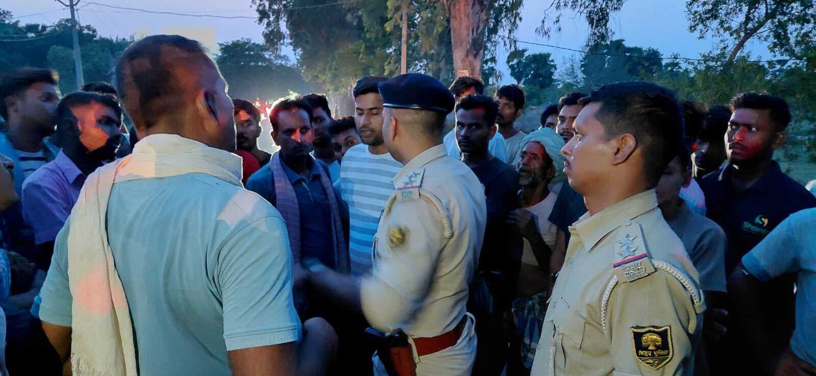 सड़क हादसे में युवक की मौत, परिजनों ने सड़क को किया जाम