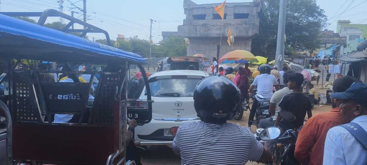 वन-वे का पालन नहीं होने से बिगड़ी ट्रैफिक व्यवस्था, घंटेभर लगा जाम, राहगीर परेशान