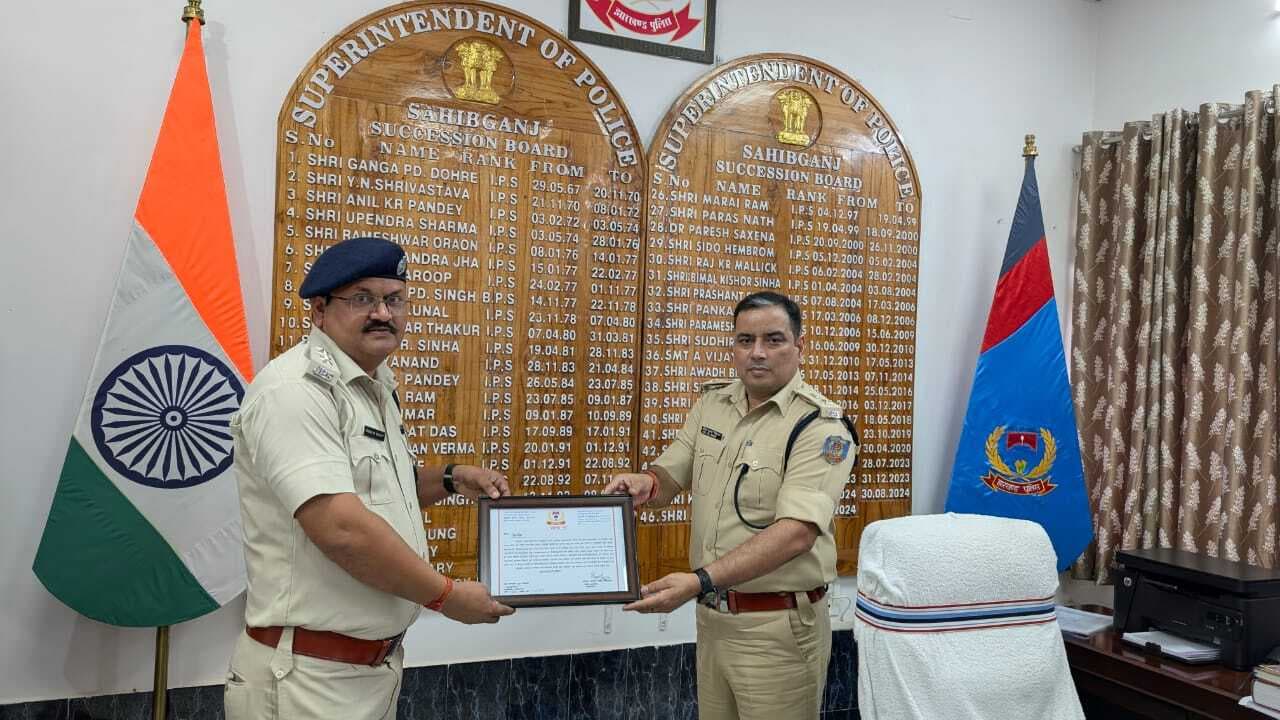 एसपी ने एसडीपीओ, पुलिस निरीक्षक व थाना प्रभारी को दिया प्रशस्ति-पत्र