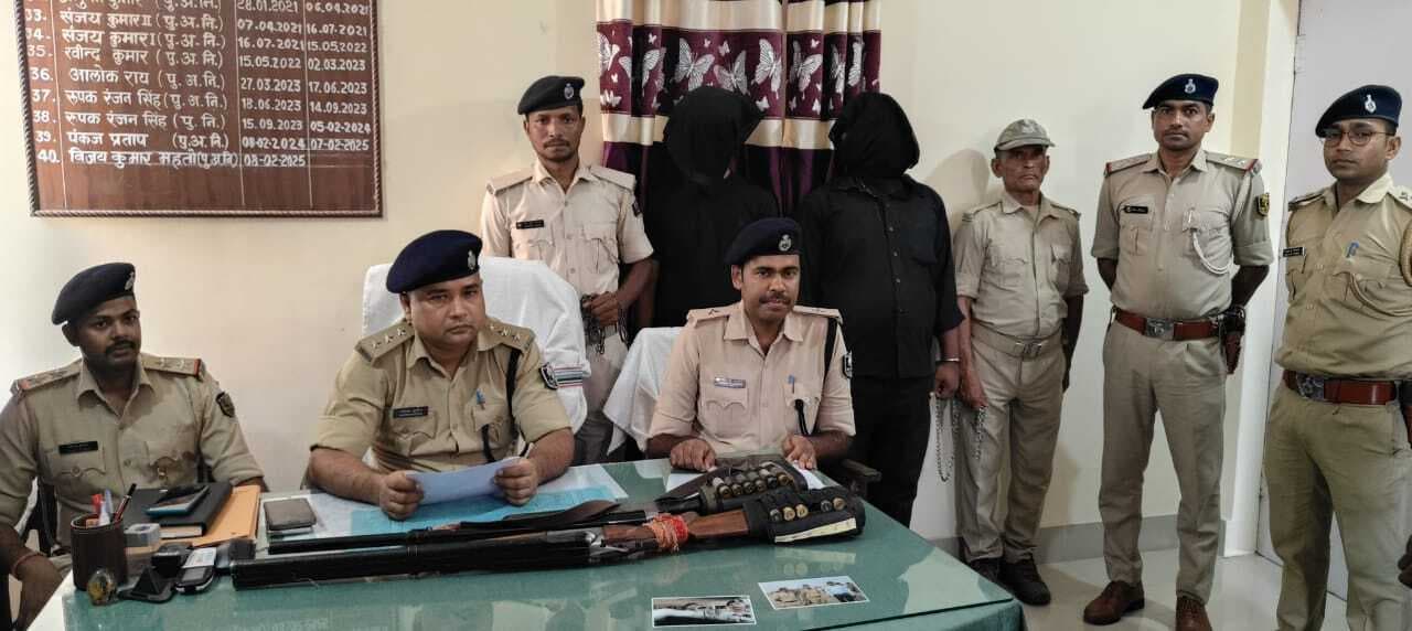 फर्जी हथियार के साथ आभूषण दुकान में सुरक्षा गार्ड का कार्य कर रहे दो लोग गिरफ्तार