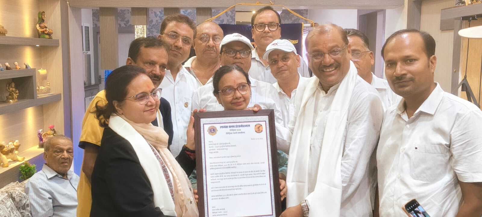 लायंस क्लब के डिस्ट्रिक्ट गवर्नर ने प्रशस्ति पत्र देकर किया सम्मानित