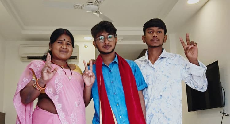 Giridih News : नीट यूजी में झारखंड का सेकेंड टॉपर भी सरिया का आयुष