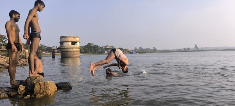 Giridih News :...बहुत गर्मी है भाई, चलो खंडोली डैम, लगाते हैं गोता