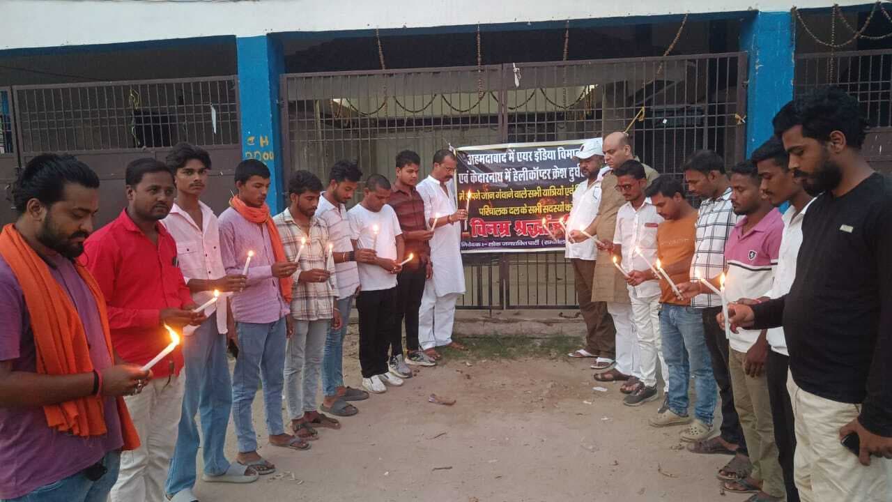 Madhubani News :लोजपा के कार्यकर्ताओं ने ने निकला कैंडल मार्च