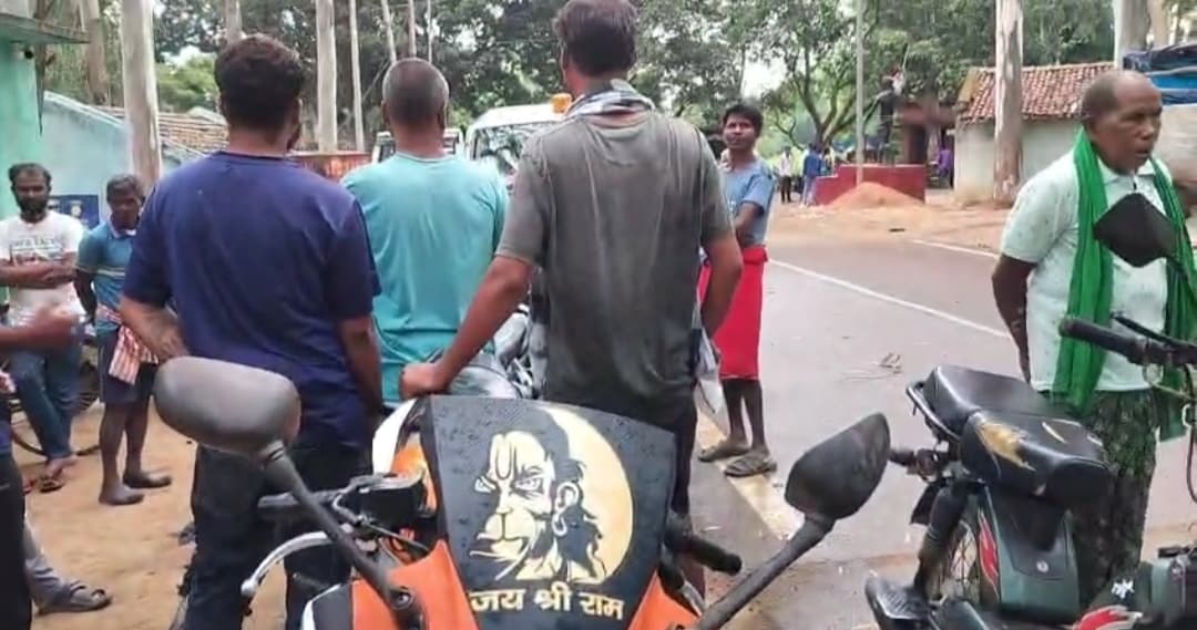 Chaibasa News : साप्ताहिक हाट से लौट रहे मवेशी व्यापारियों से दो लाख रुपये की लूट