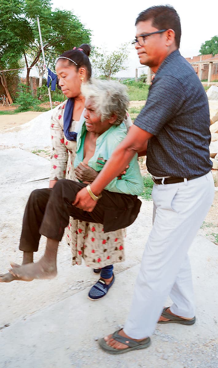 Ranchi News: बचपन का दर्द भूल अनाथों के लिए फरिश्ता बने भाई-बहन