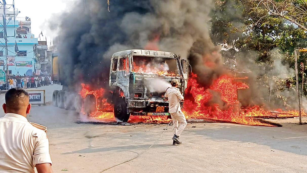 Gaya News : दुर्घटना में नगर निगम के जमादार की मौत, उग्र लोगों ने हाइवा में लगायी आग