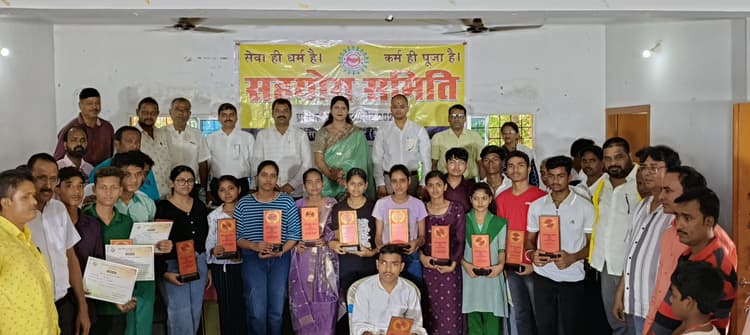 Giridih News :समारोह आयोजित कर किया प्रतिभाशाली छात्रों को गया सम्मानित