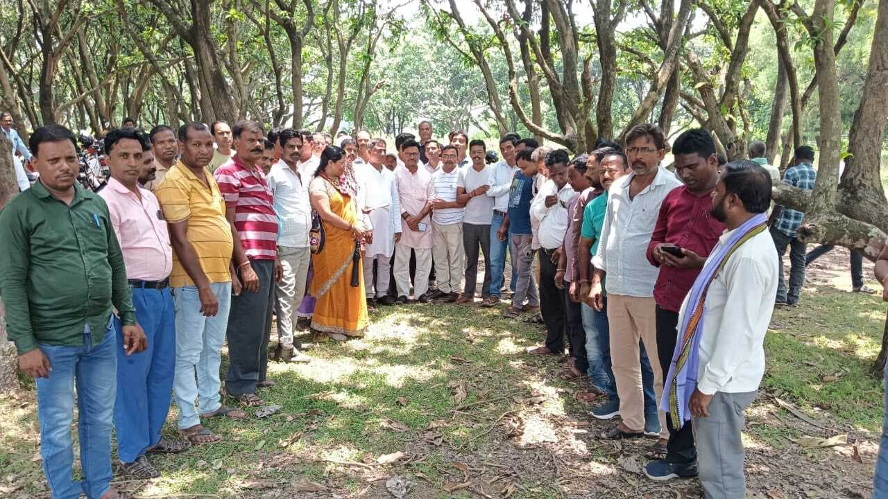 अनुभव प्रमाण-पत्र के लिए सहायक अध्यापक लगा रहे ब्लॉक का चक्कर