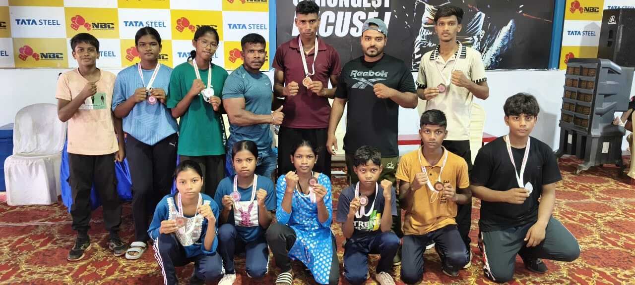 Chaibasa News : बॉक्सिंग में चक्रधरपुर के फाइटरों ने 10 पदक जीते