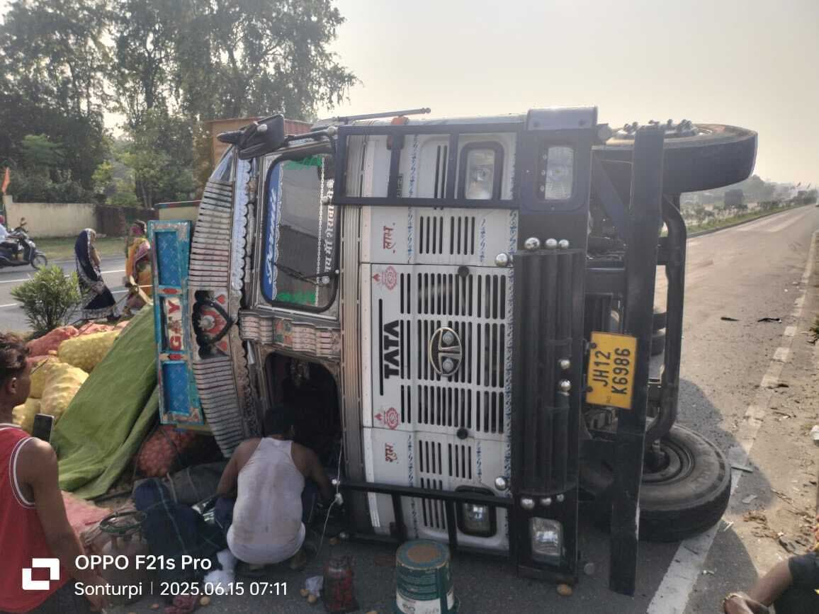 Giridih News :बगोदर जीटी रोड पर आलू लदा ट्रक पलटा