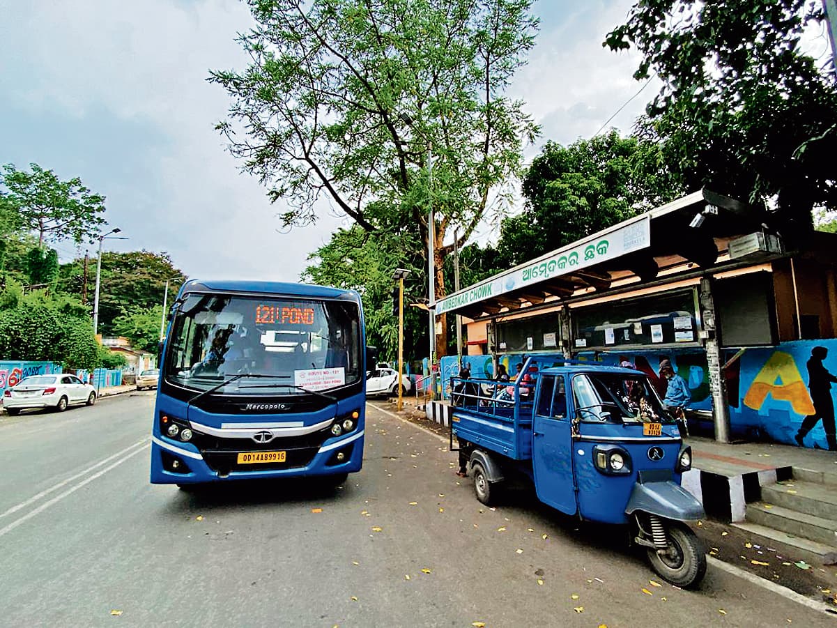 Rourkela News: आमो बस स्टॉपेज पर इलेक्ट्रॉनिक डिस्प्ले नहीं करता है काम, सीसीटीवी कैमरे भी खराब