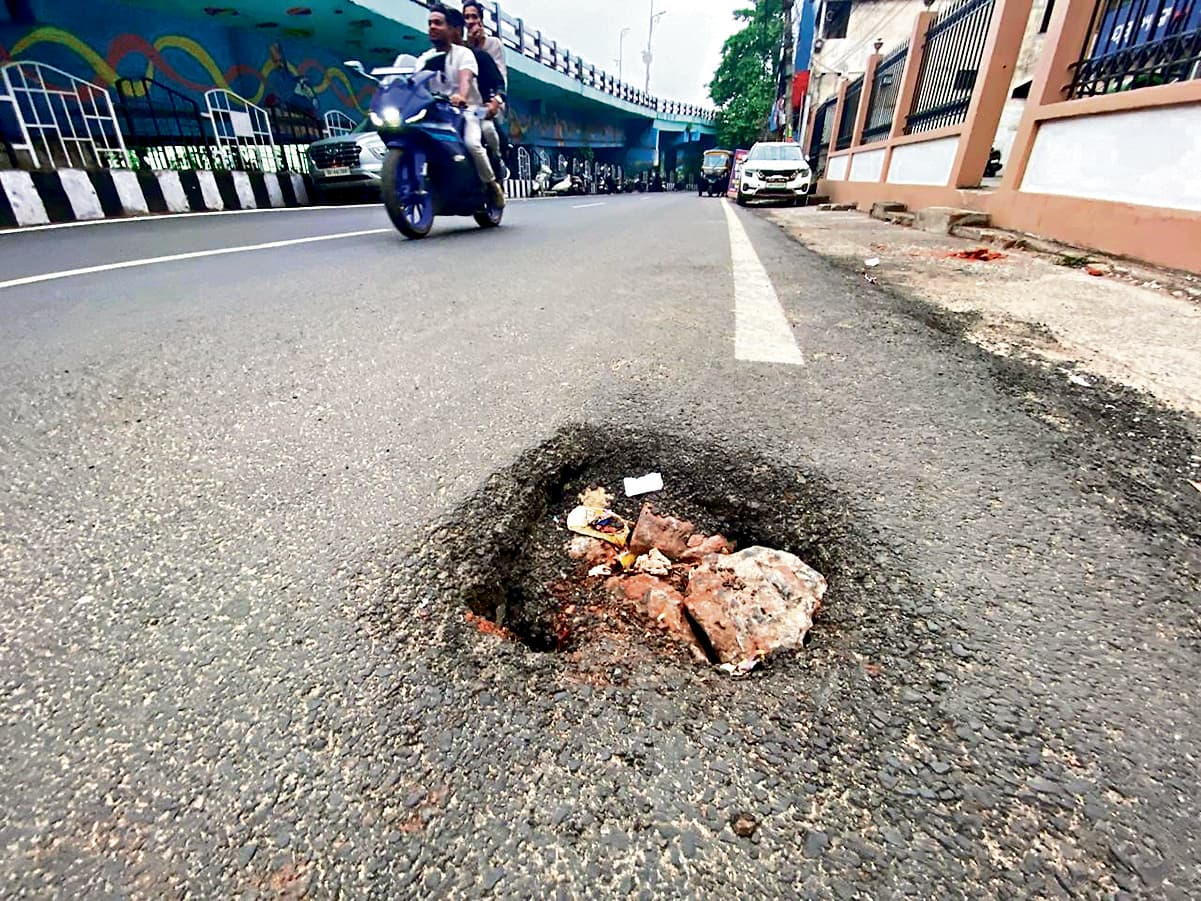 Rourkela News: सड़कों के गड्ढे व फुटपाथ के टूटे पेवर ब्लॉक रथ यात्रा में बढ़ायेंगे श्रद्धालुओं की परेशानी