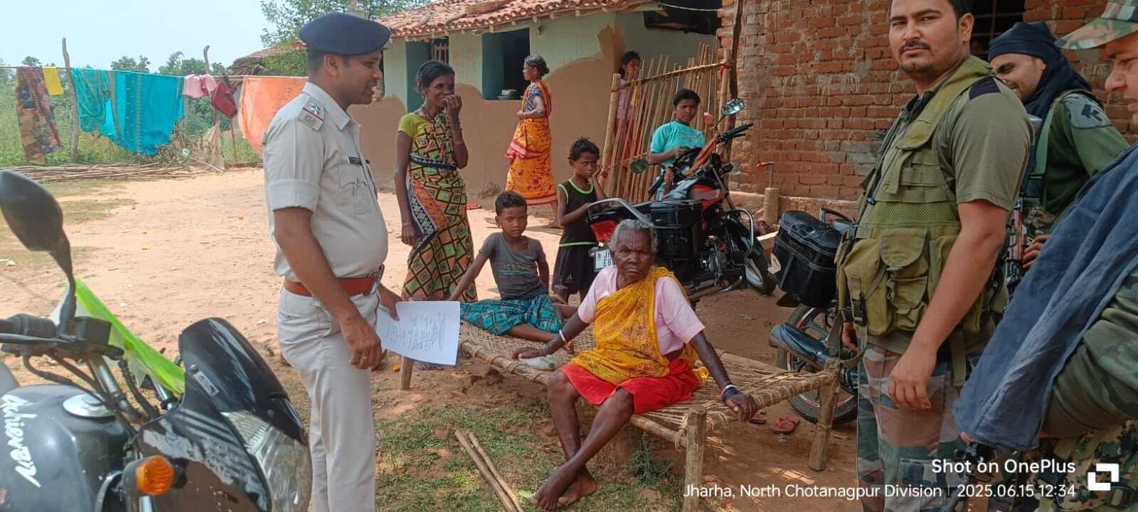 Giridih News: भाकपा माओवादी नक्सली के घर इश्तेहार चिपकाया