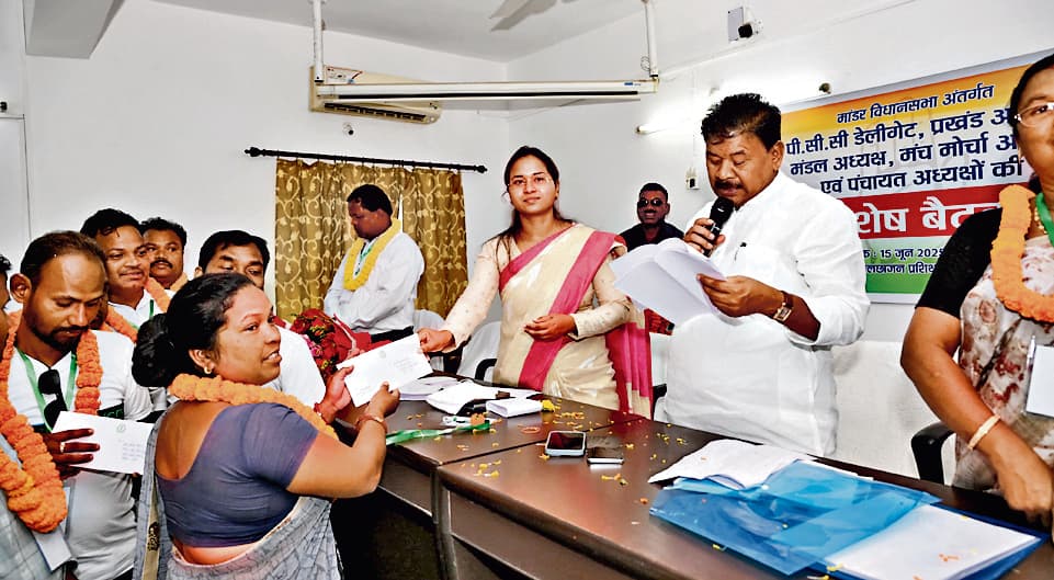 Political news : संगठन को मजबूत करना जरूरी, कार्यकर्ता ही पार्टी की रीढ़ : बंधु