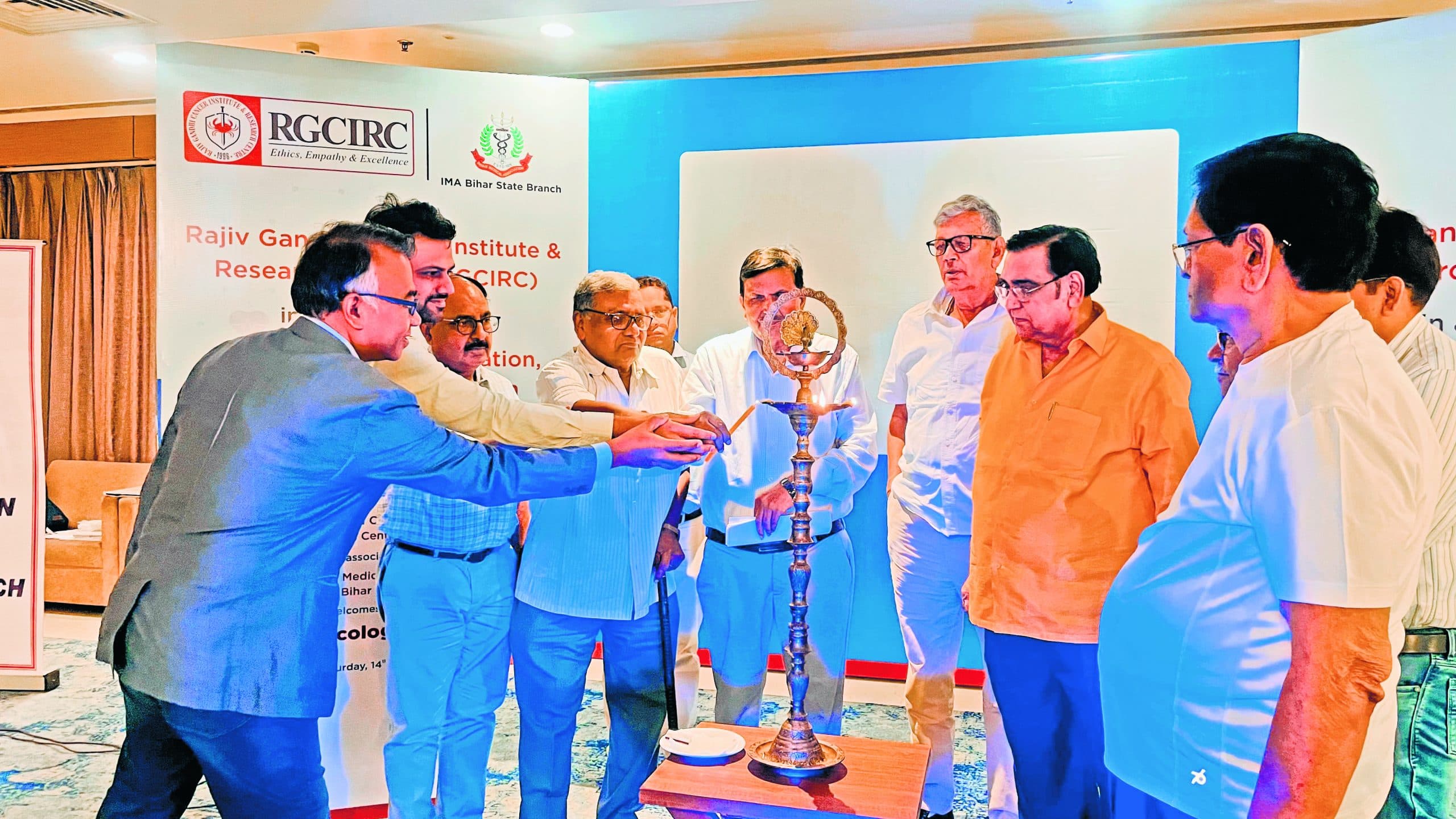 दांतों में गैप व केविटी के इलाज की दी जानकारी