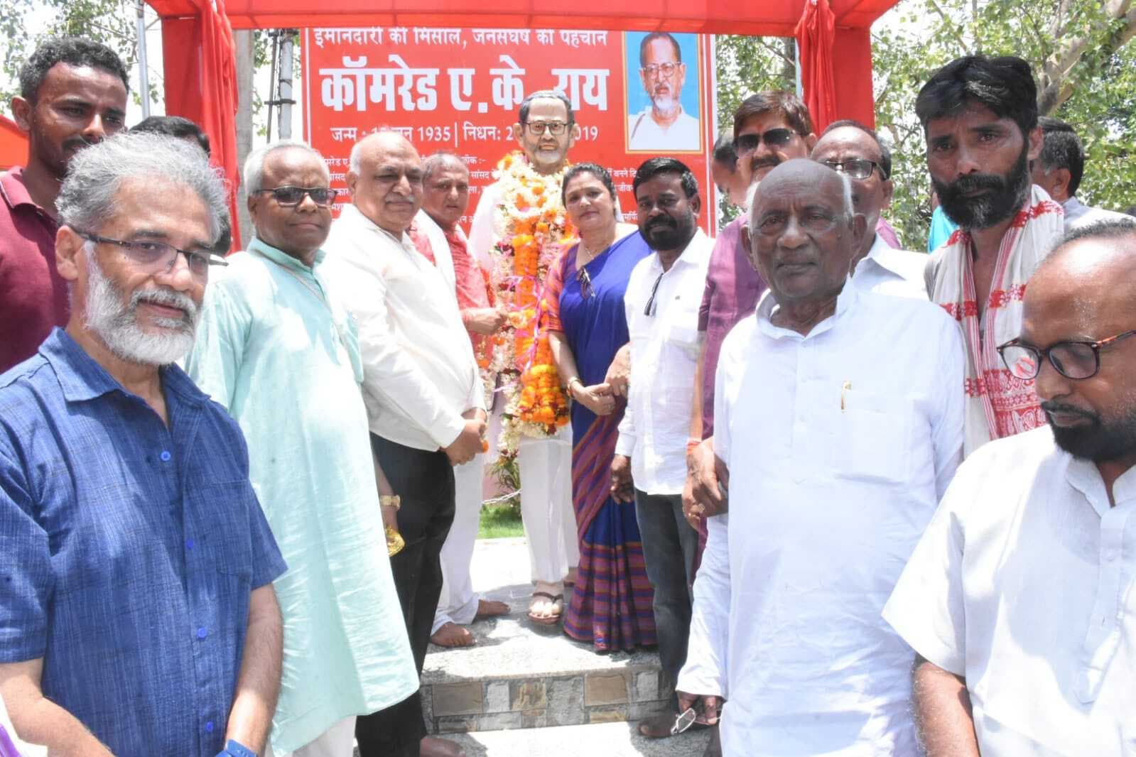 Dhanbad News : नूतनडीह मोड़ में हुआ पूर्व सांसद एके राय की आदमकद प्रतिमा का अनावरण