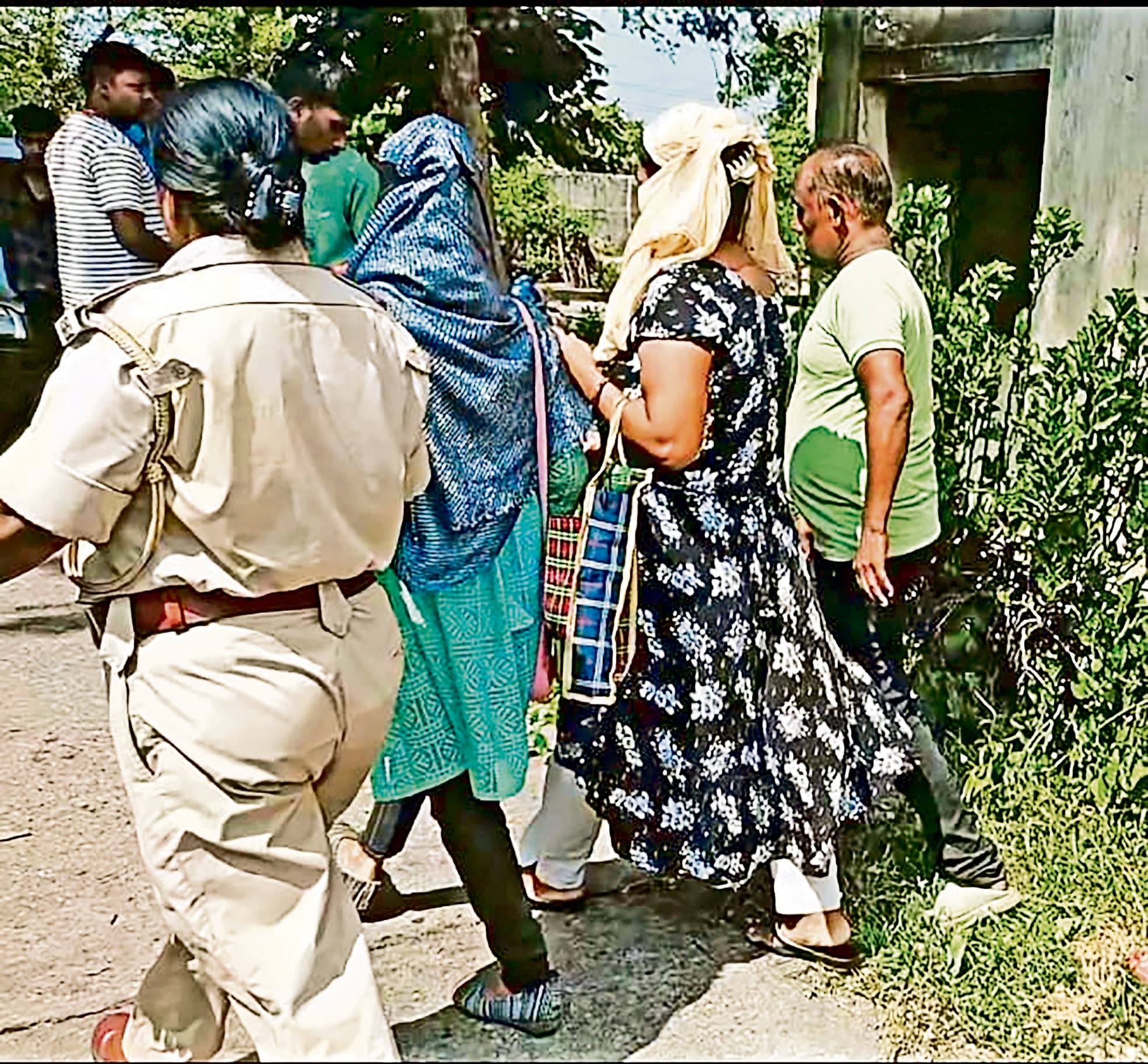 Dhanbad News: दुर्गा कॉलोनी के क्वार्टर में छापेमारी, तीन युवती व युवक हिरासत में