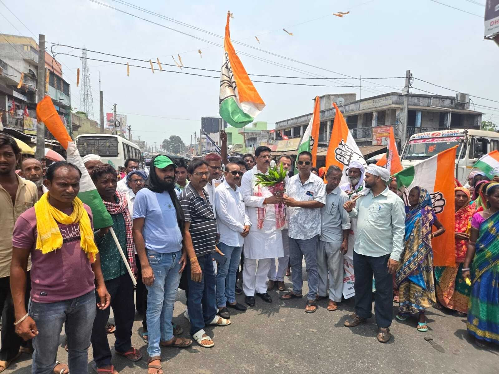 Dhanbad News: बलियापुर में कांग्रेस ने निकाली संविधान बचाओ रैली