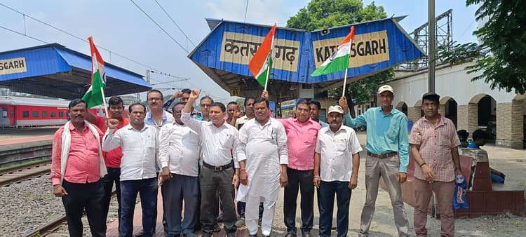 Dhanbad News: डीसी रेल लाइन के आंदोलनकारियों ने मनाया काला दिवस