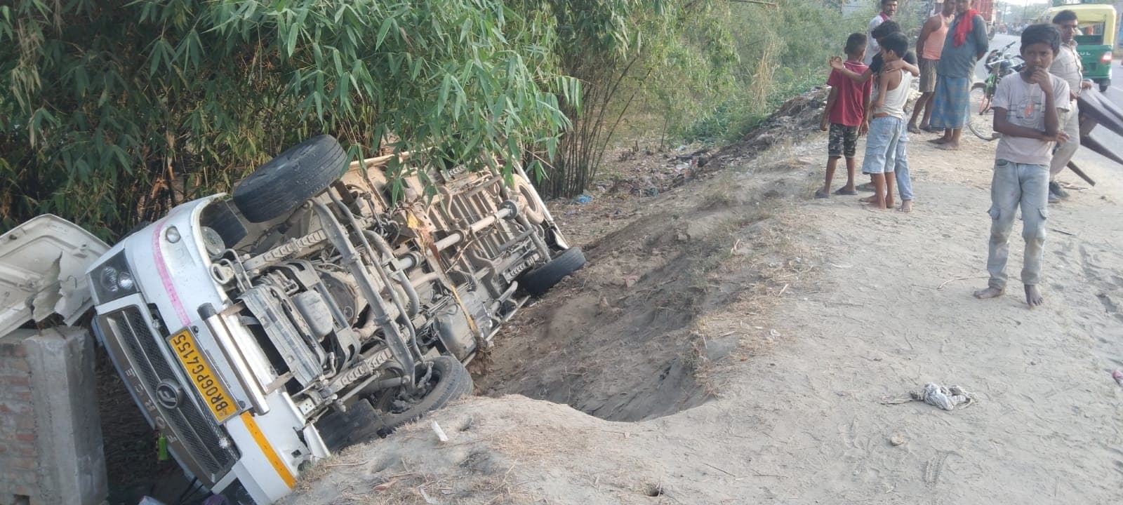 Motihari: सीतामढ़्री से बरातियों को लेकर  यूपी जा रही बस पलटी, बाल-बाल बचे लोग