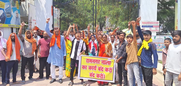 नाला निर्माण को लेकर ग्रामीणों ने समाहरणालय का किया घेराव, की नारेबाजी