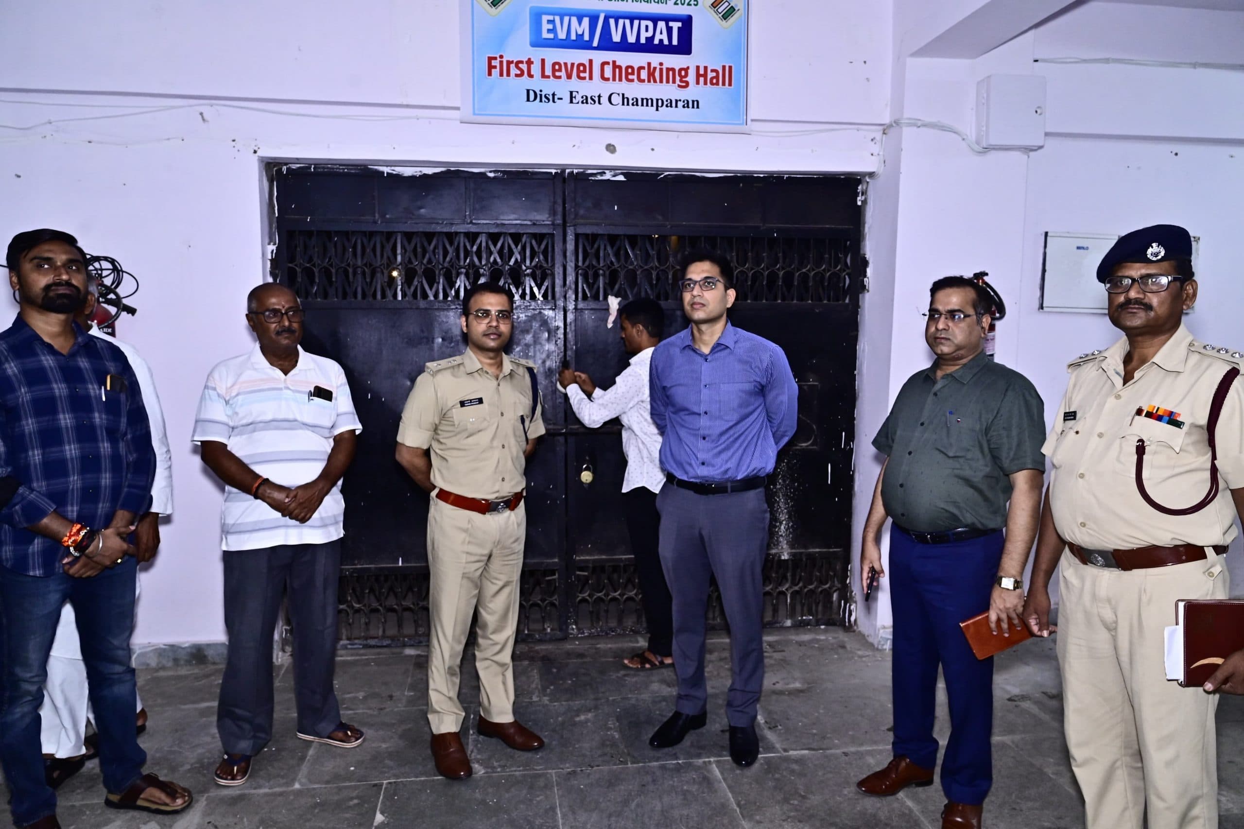 Motihari: डीएम-एसपी ने किया इवीएम-वीवीपैट वेयर हाउस का निरीक्षण