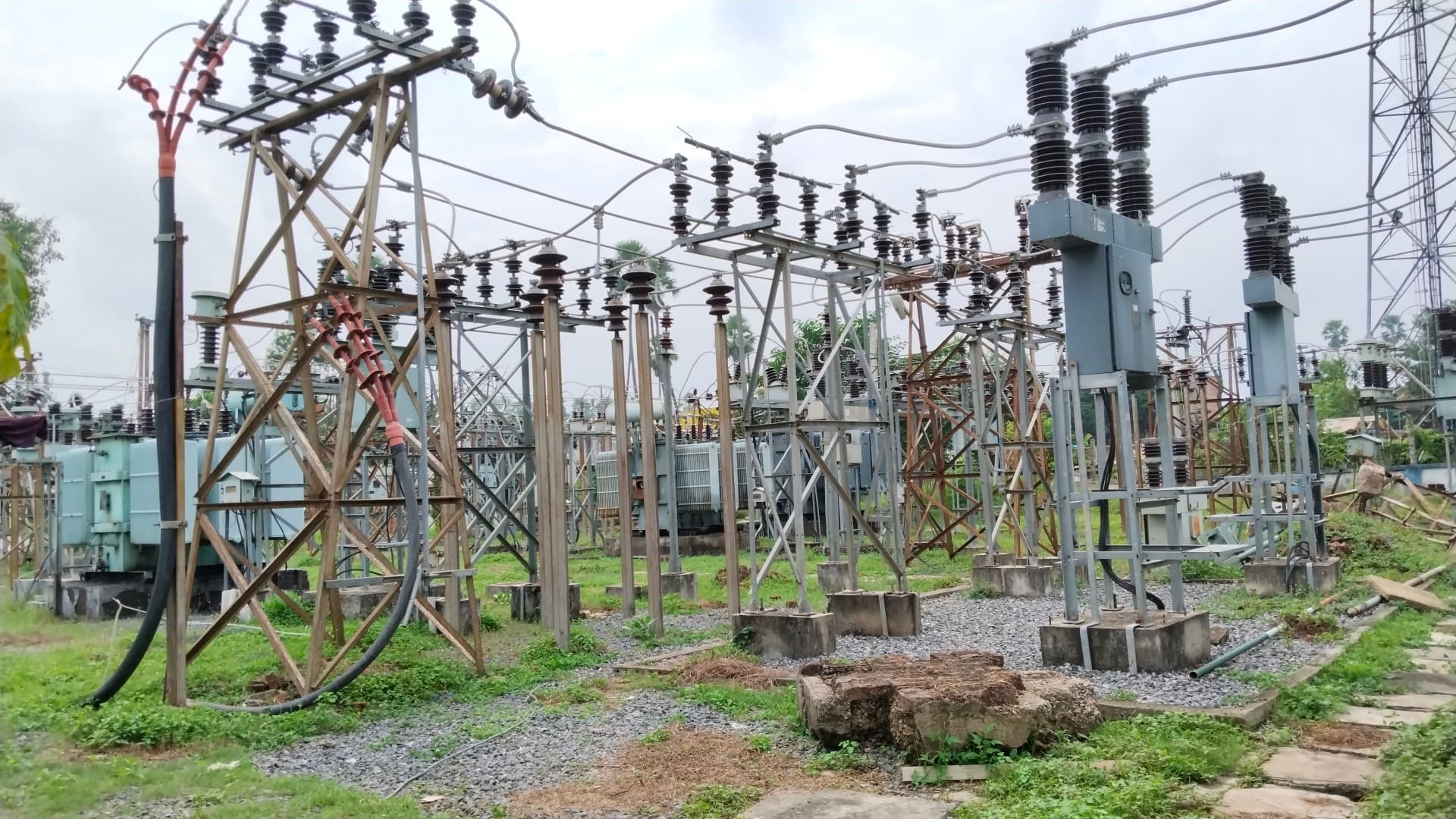 तेज हवा के साथ बारिश होने से 12 घंटे तक बिजली आपूर्ति रही बाधित