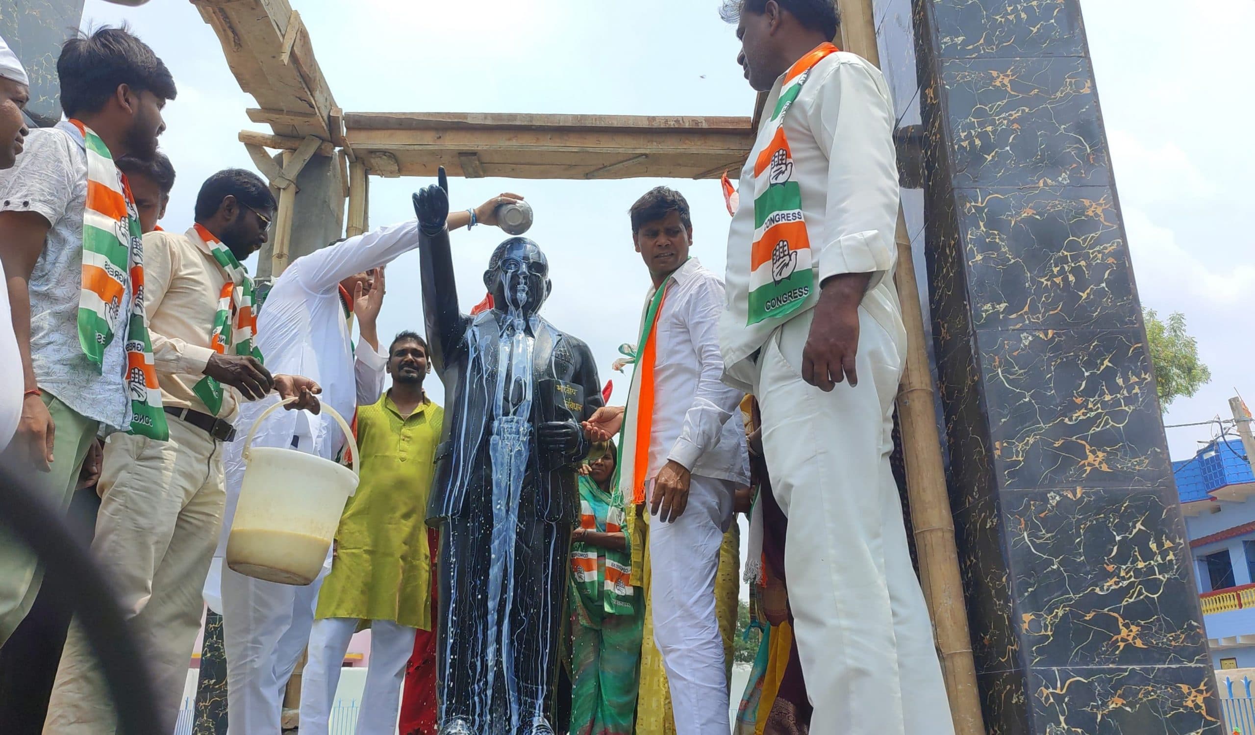 बाबा साहेब की प्रतिमा को कांग्रेसियों ने दूध से धोकर किया शुद्ध