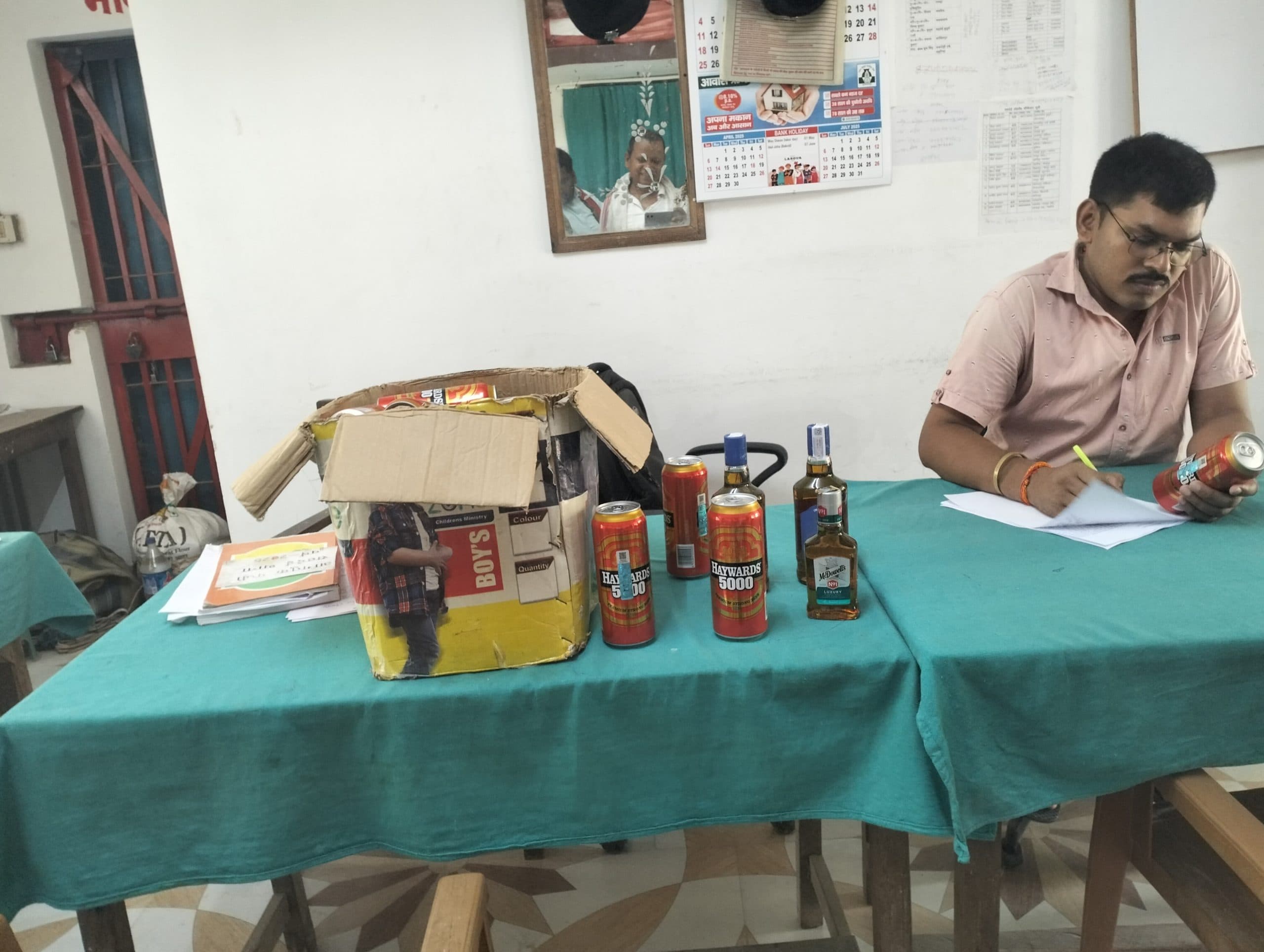 hajipur news. 42 बोतल विदेशी शराब व नौ बोतल बियर जब्त