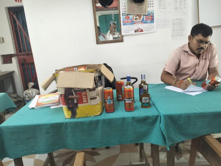 hajipur news. 42 बोतल विदेशी शराब व नौ बोतल बियर जब्त