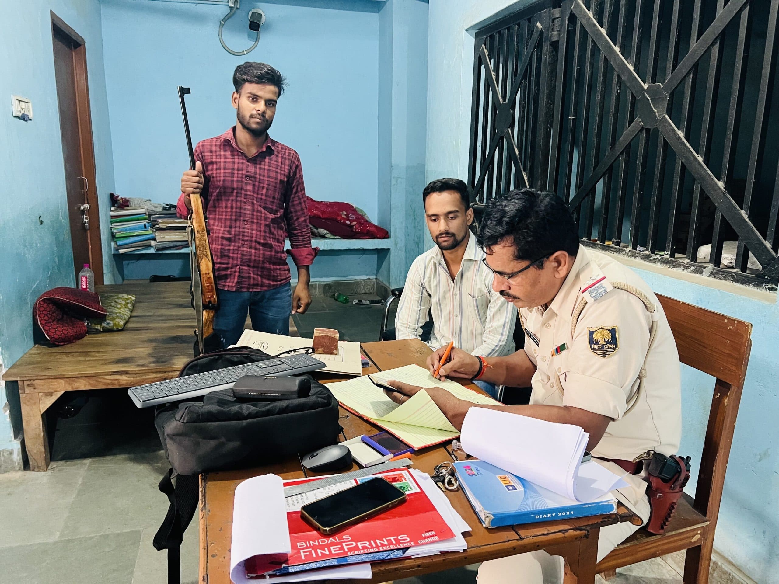 विस चुनाव को लेकर फुलवरिया थाने में लाइसेंसी शस्त्रों का सत्यापन शुरू