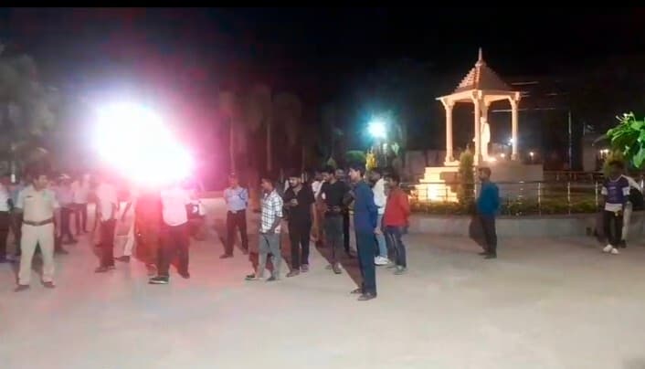 बाइक से बारात जा रहे दो युवकों को हाइवा ने मारी टक्कर, दोनों की मौत