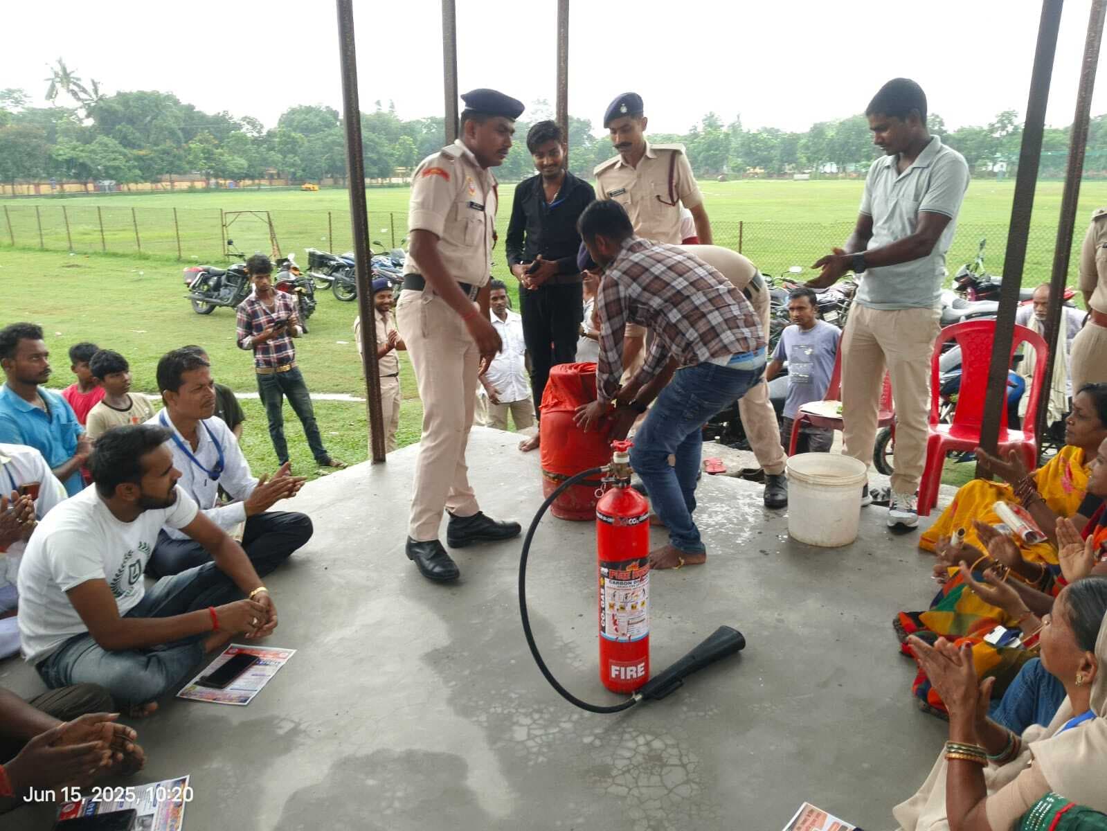 नगर पंचायत में आग से बचाव को लेकर अग्निशामक विभाग ने लोगों की दी जानकारी