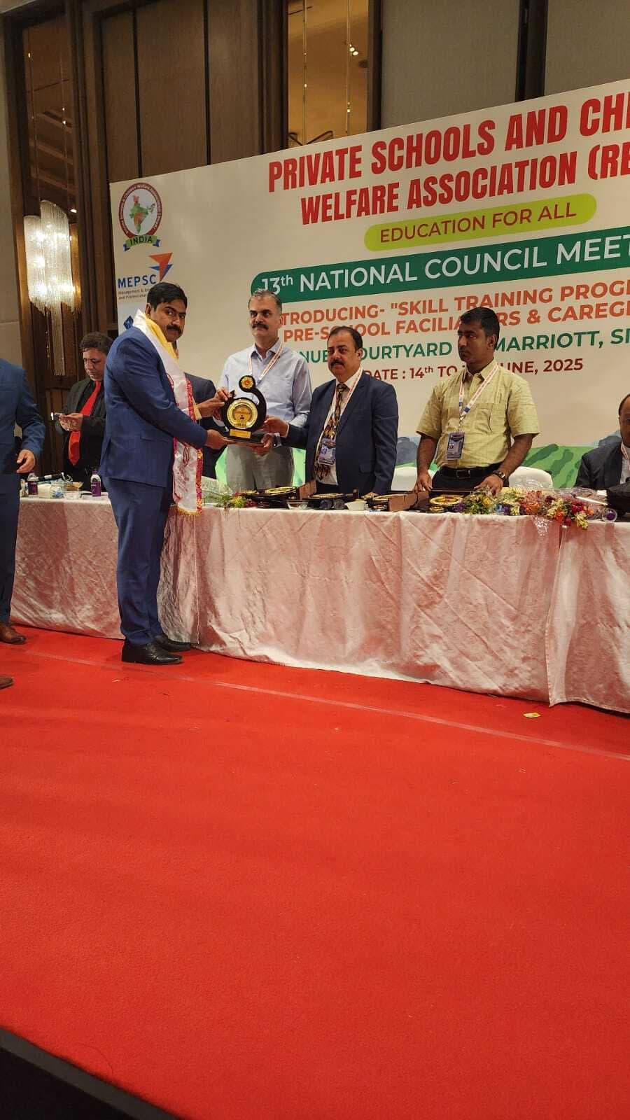 आउटस्टैंडिंग लीडरशिप अवार्ड से सम्मानित हुए डॉ जफर पयामी